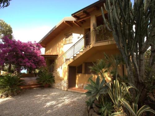 Marina di Zambrone Apartment | Apartment Villa Panorama Wohnung in privater Villa by Interhome