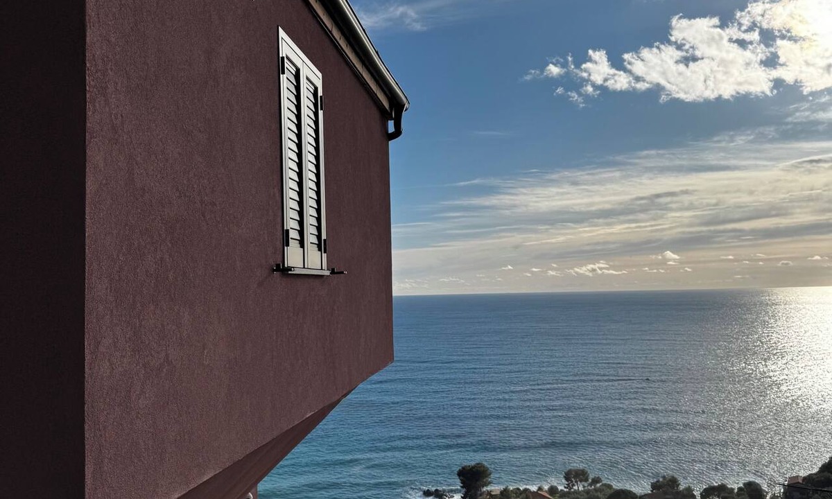 Ventimiglia Apartment | Apartment with a sea view, 5 minutes from Monaco + private parking