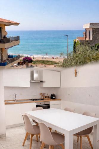 Casuzze Apartment | Appartamento Fronte Mare con Ampio Terrazzo - Privitera