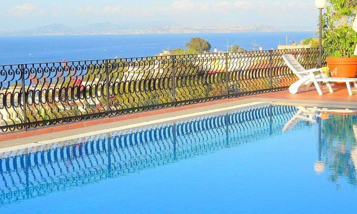 Lacco Ameno House | Appartamento Lindora D: A bright and elegant apartment that is part of a villa situated in a quiet location, a few minutes from the town center, with Free WI-FI.