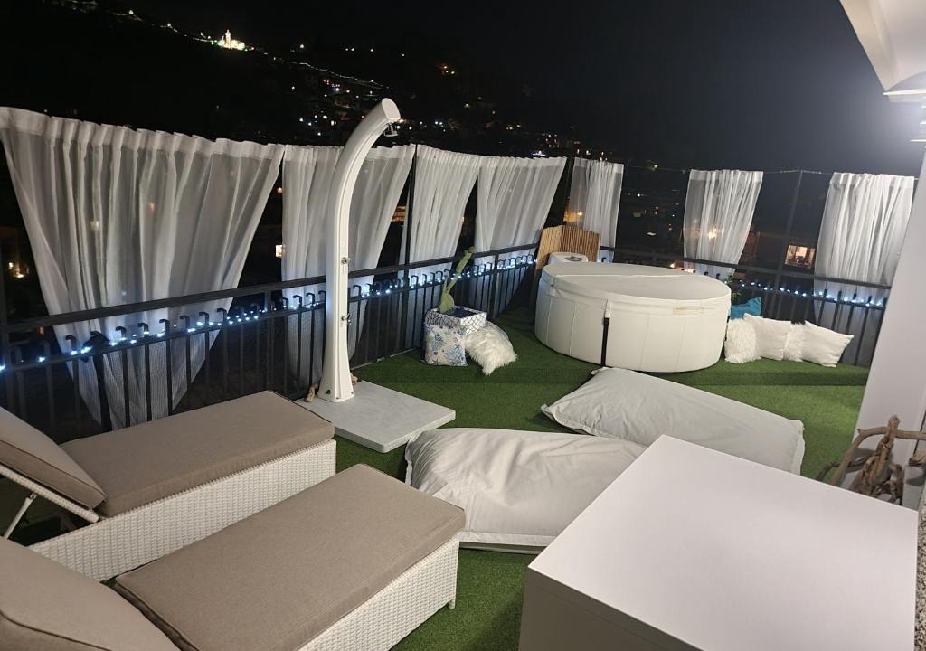 Rapallo Apartment | Appartamento Rapallo Sky Garden Maria Jose Liguria - Attico vista mare - Terraces - 2 bagni- 2 Camera da Letto - Box, Wi-fi, Idromassaggio Free inteiro Attico per Voi, con Ascensore