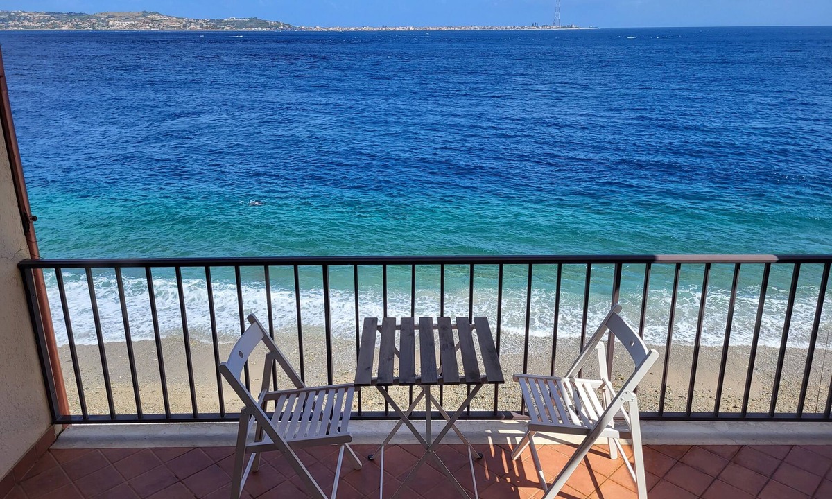 Cannittello House | Beach house over the sand with an amazing view of Sicily