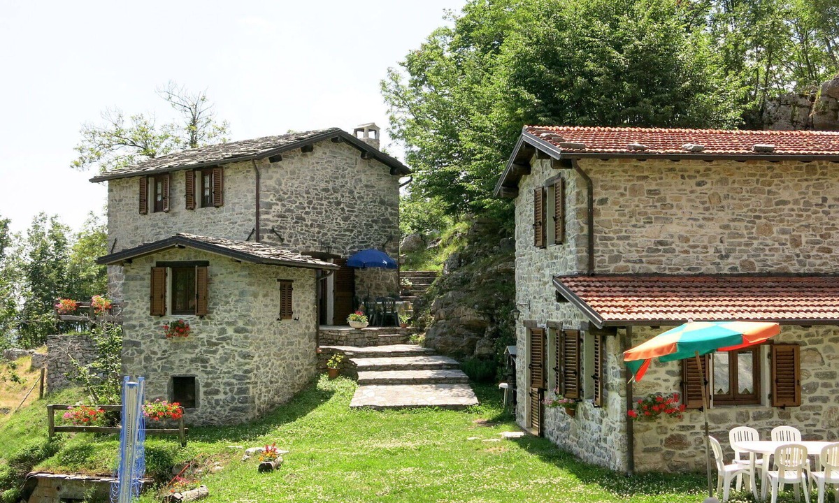 Fabbriche di Vallico Villa | Beautiful apartment in villa for 12 people with WIFI, private pool, TV, patio and pets allowed