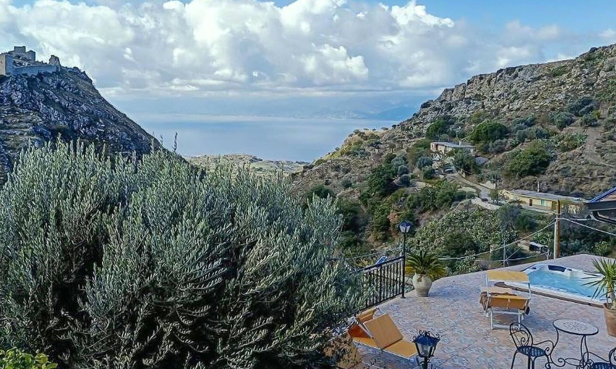 Motta San Giovanni House | Beautiful home in Motta San Giovanni with WiFi