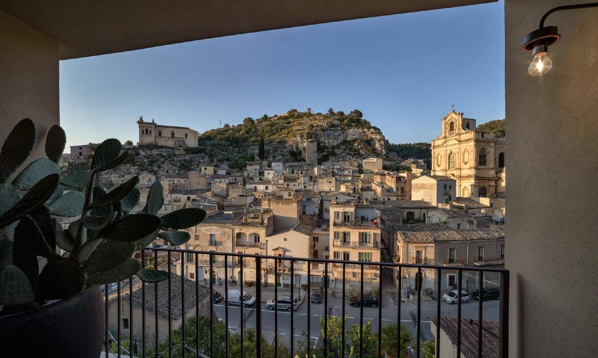Scicli House | Beautiful Holiday Apartment in Scicli with Furnished Terrace and Beautiful View