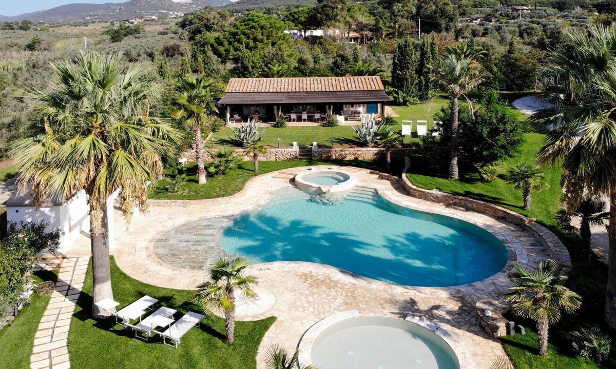 Campiglia Marittima Villa | Beautiful private villa with WIFI, private pool, A/C, hot tub, TV, patio and pets allowed