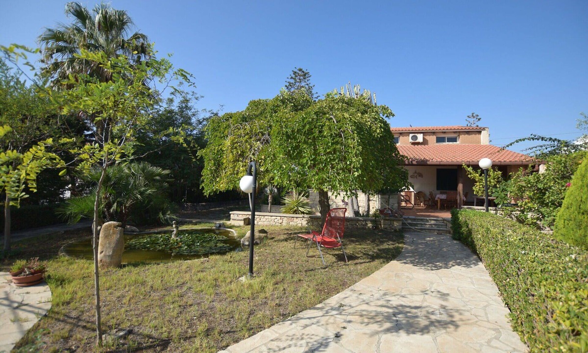 Marina di Modica Villa | Beautiful private villa for 7 people with WIFI, A/C, hot tub, TV and patio