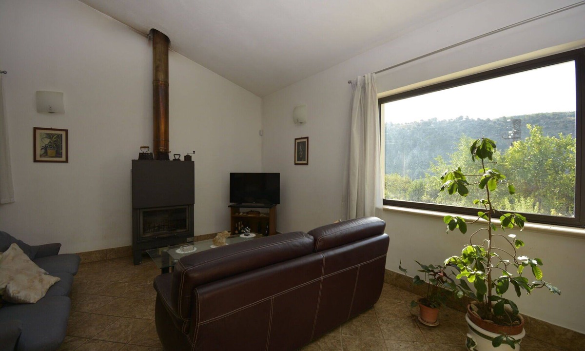 Ragusa Villa | Beautiful private villa with hot tub, WIFI, A/C, TV, patio, pets allowed and panoramic view
