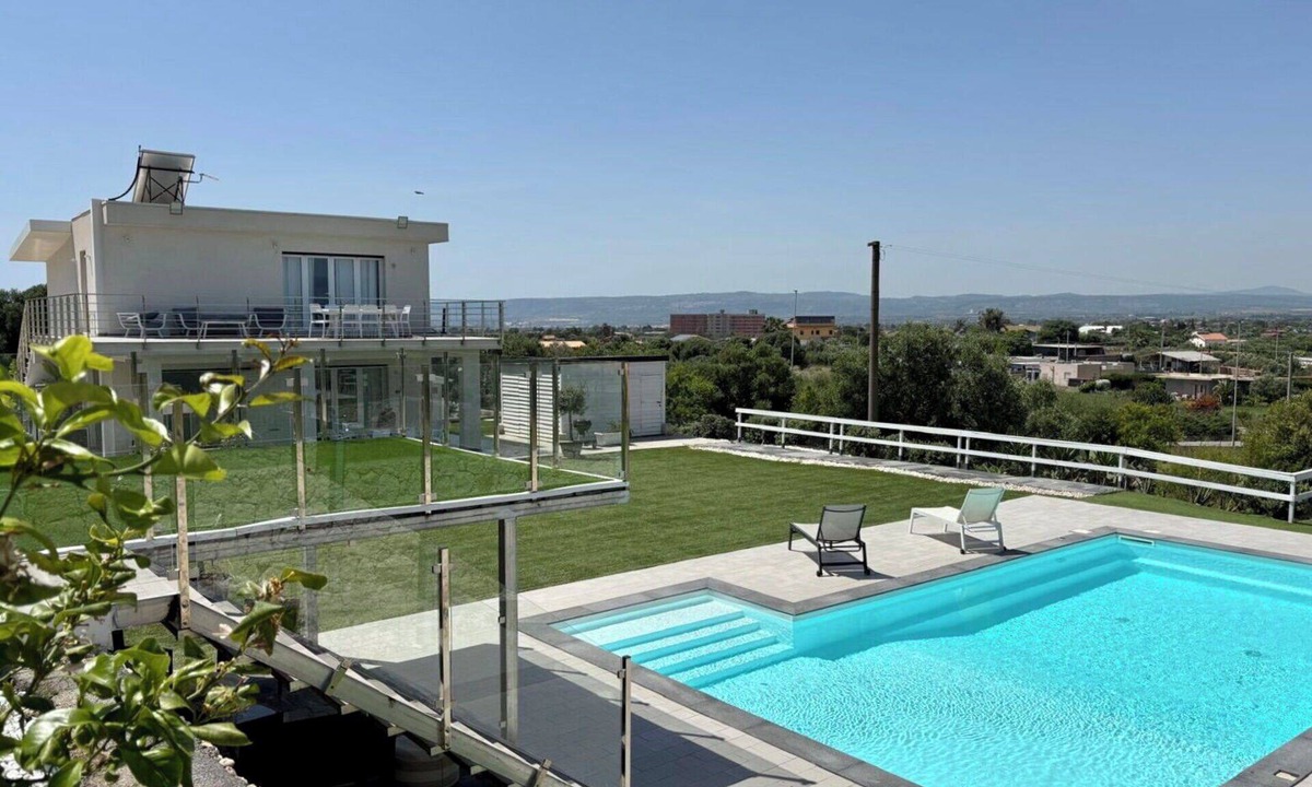 Brucoli Villa | Beautiful private villa for 12 people with WIFI, private pool, A/C, TV, patio and pets allowed