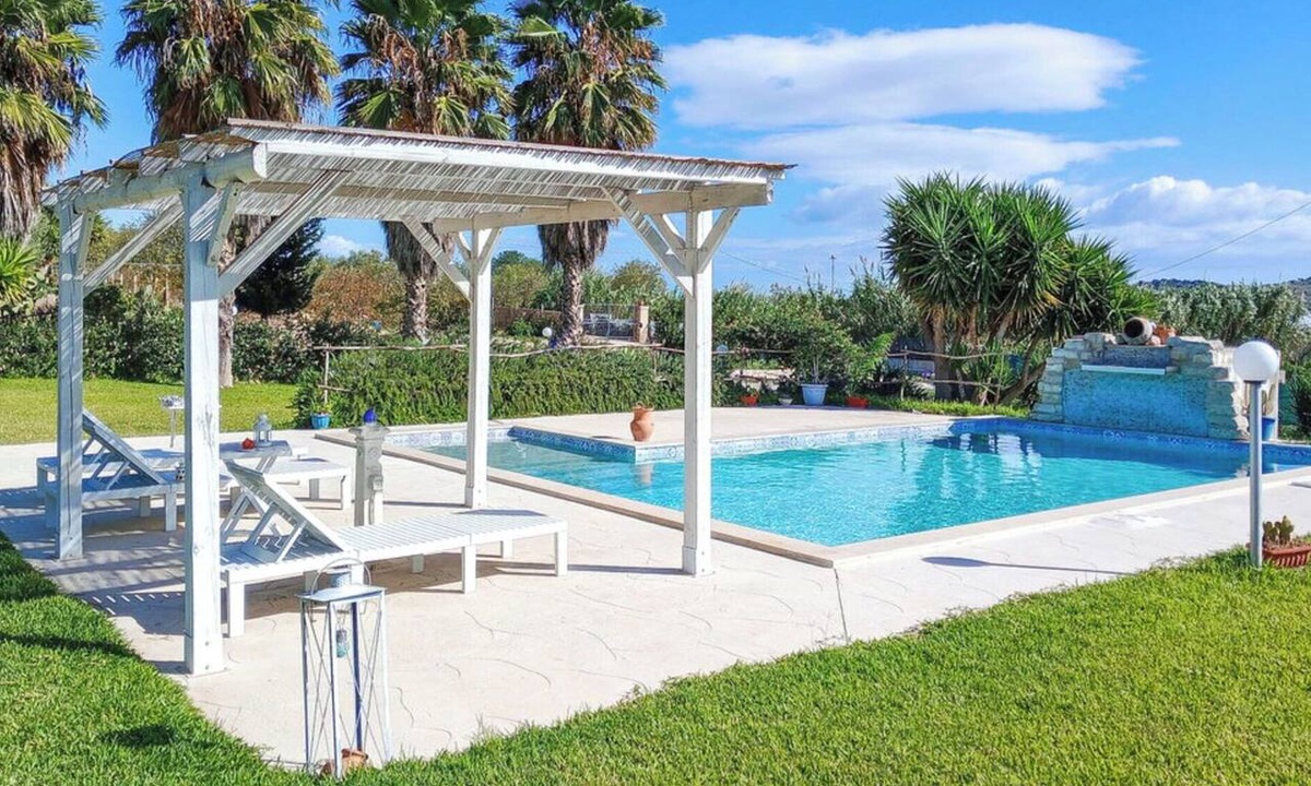 Noto Villa | Beautiful private villa with WIFI, private pool, A/C, TV, patio, pets allowed and panoramic view