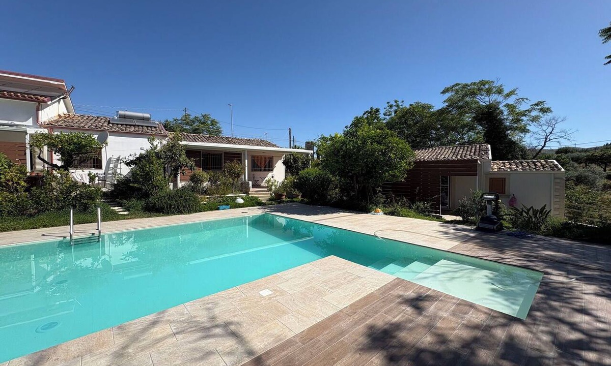 Chiaramonte Gulfi Villa | Beautiful villa for 4 people with WIFI, A/C, pool, TV, patio and panoramic view