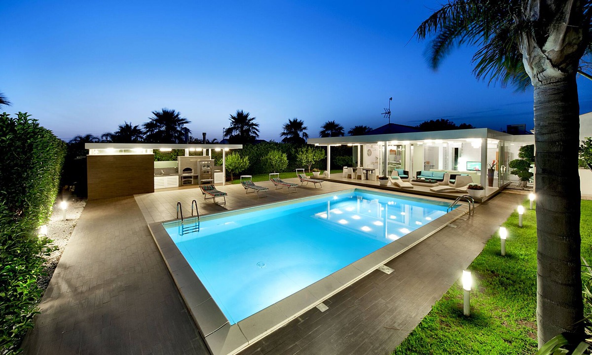 Ragusa Villa | Beautiful villa in a modern style, with swimming pool, solarium and garden.