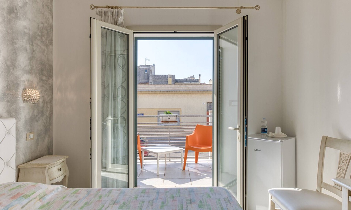 Salve Bed & Breakfast | Bed and Breakfast 'Tallyho Giglio' with Shared Terrace, Wi-Fi and Air Conditioning