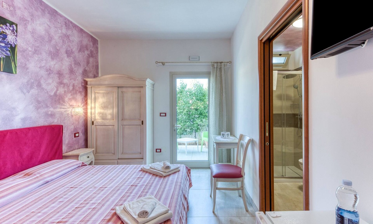 Salve Bed & Breakfast | Bed and Breakfast 'Tallyho Garofano' with Shared Terrace, Wi-Fi and Air Conditioning
