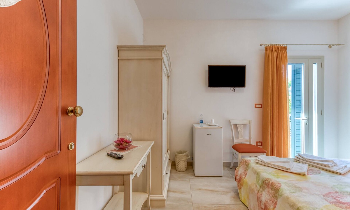 Salve Bed & Breakfast | Bed and Breakfast 'Tallyho Melograno' with Shared Terrace, Wi-Fi and Air Conditioning