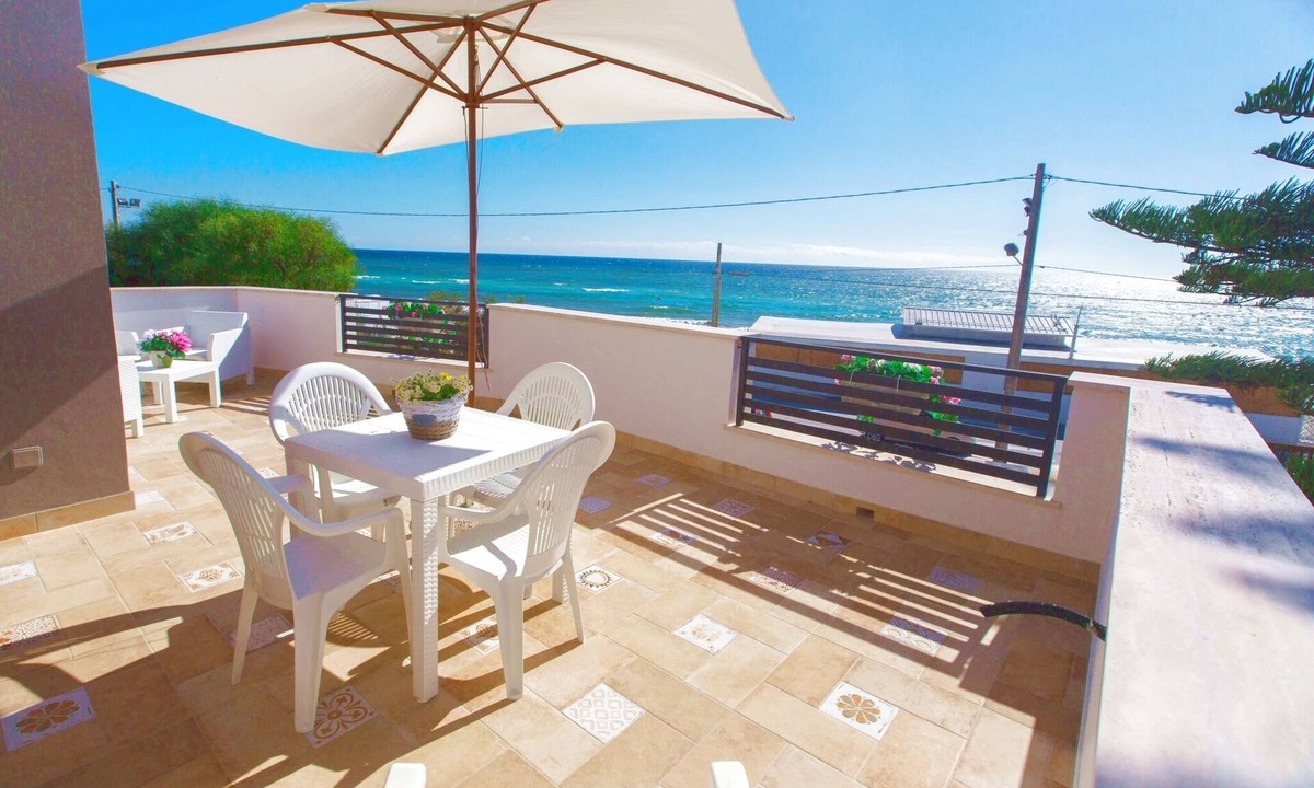 Mazara del Vallo Villa | Blue Sea Beach Villa, beach front with pool and stunning sunsets