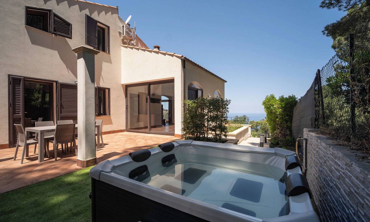 Cefalu Villa | Breathtaking Sea Views & Jacuzzi in Cefalù