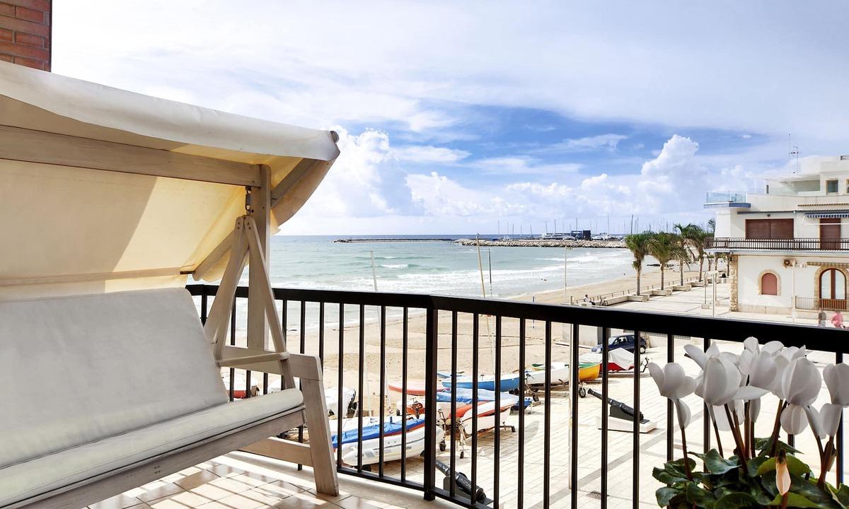 Marina di Ragusa Apartment | Bright apartment overlooking the beach and direct access to the sea