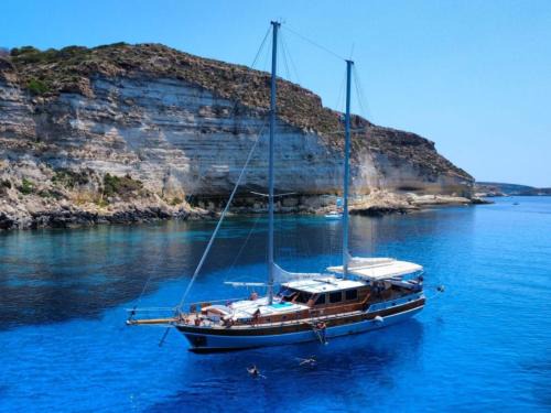 Lampedusa Boat Rental | Caicco Silver Star 2 by Blue Marine