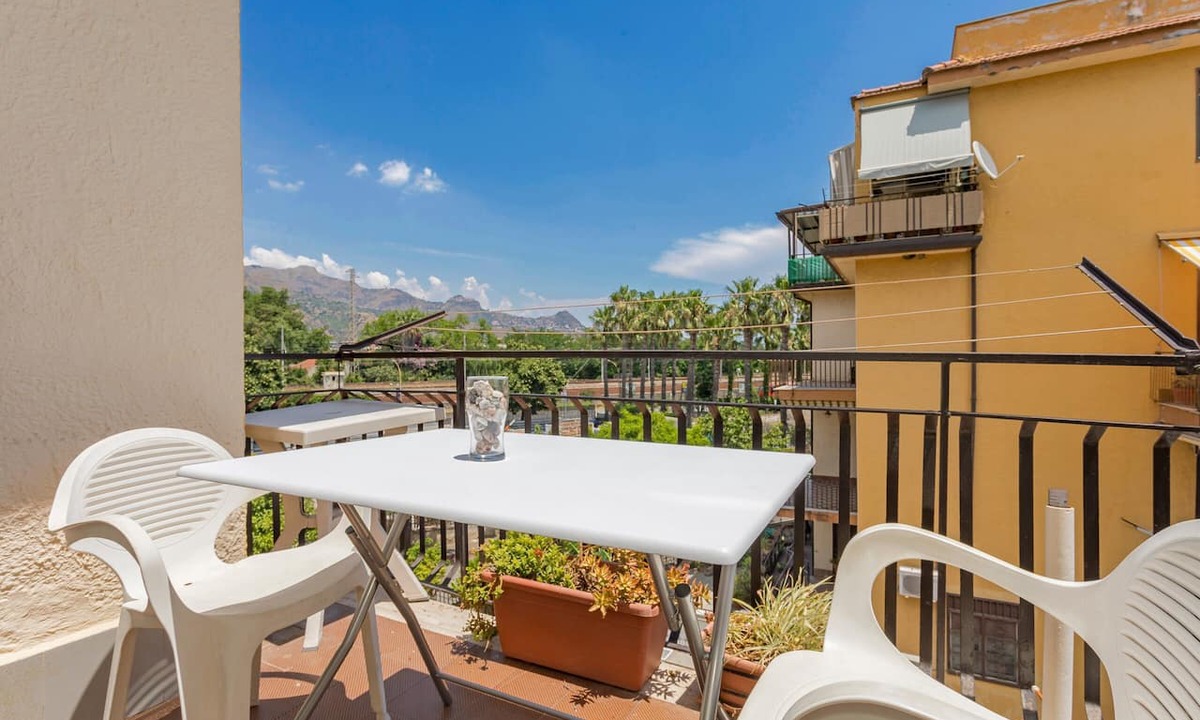 Chianchitta-Pallio Apartment | Casa Bethel with Balcony and Air Conditioning