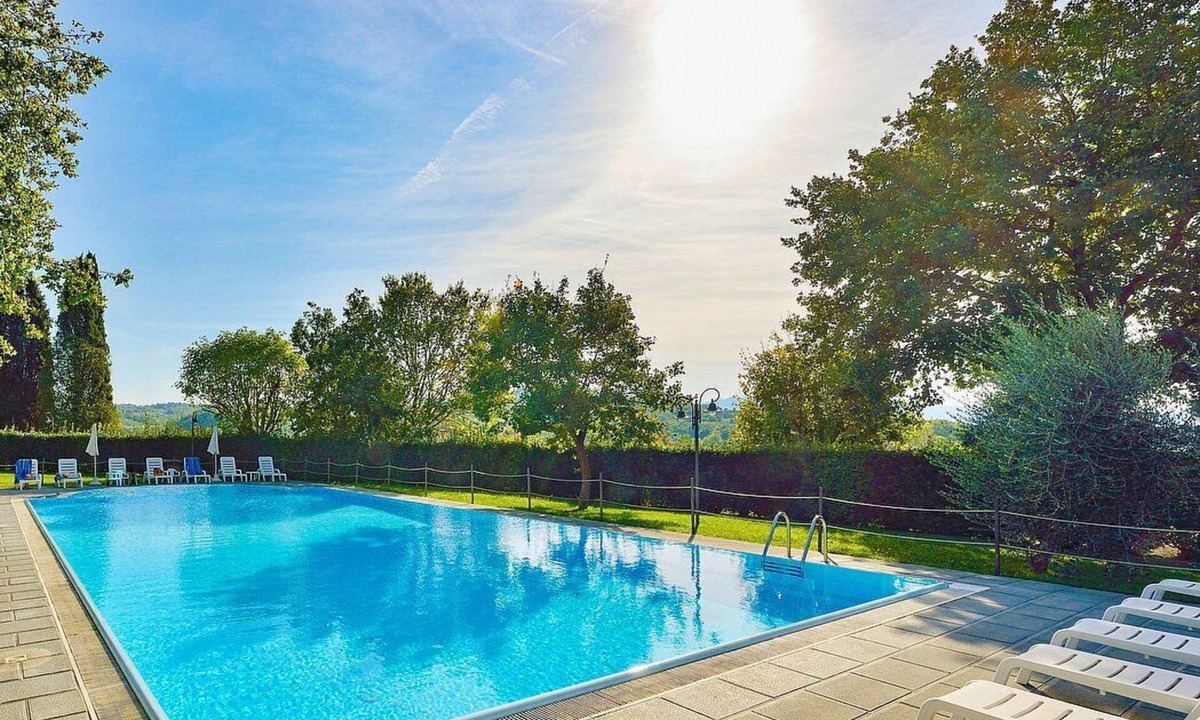 Popoltaio-Schiacciato House | Casa Caprifoglio B: A characteristic and welcoming apartment that is part of an ancient country house surrounded by the greenery, with Free WI-FI.