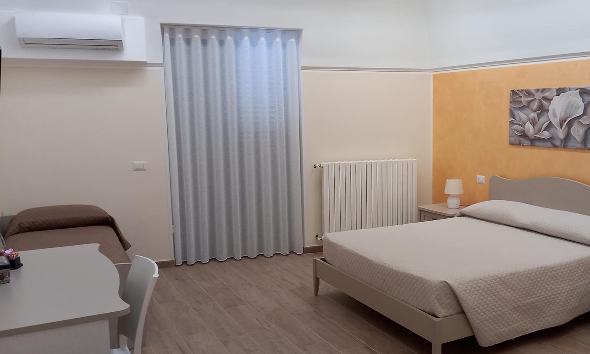 Enna Bed & Breakfast | Casa Del monte Tourist rental (yellow room)