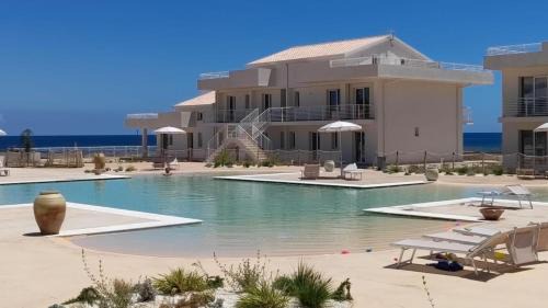 Pachino Apartment | Casa di Rita, Attico vista mare a Marzamemi - 2 Piscine e Padel