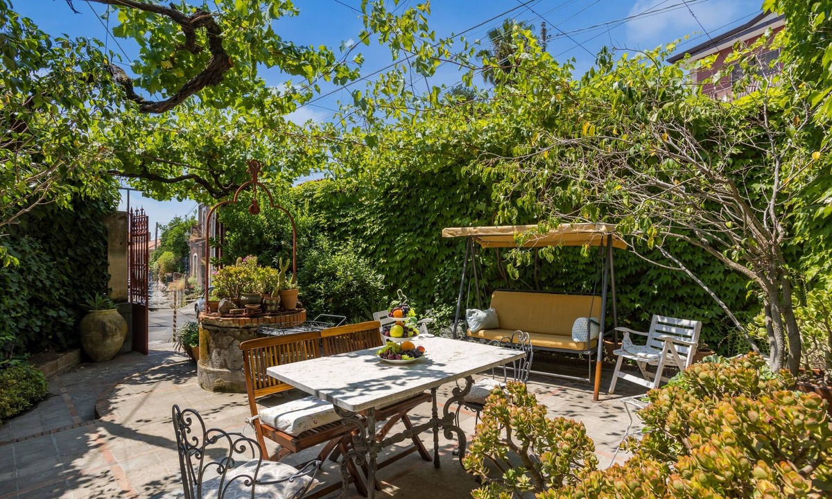Viagrande Villa | Casa Edera – Historic Villa with Private Garden in Viscalori