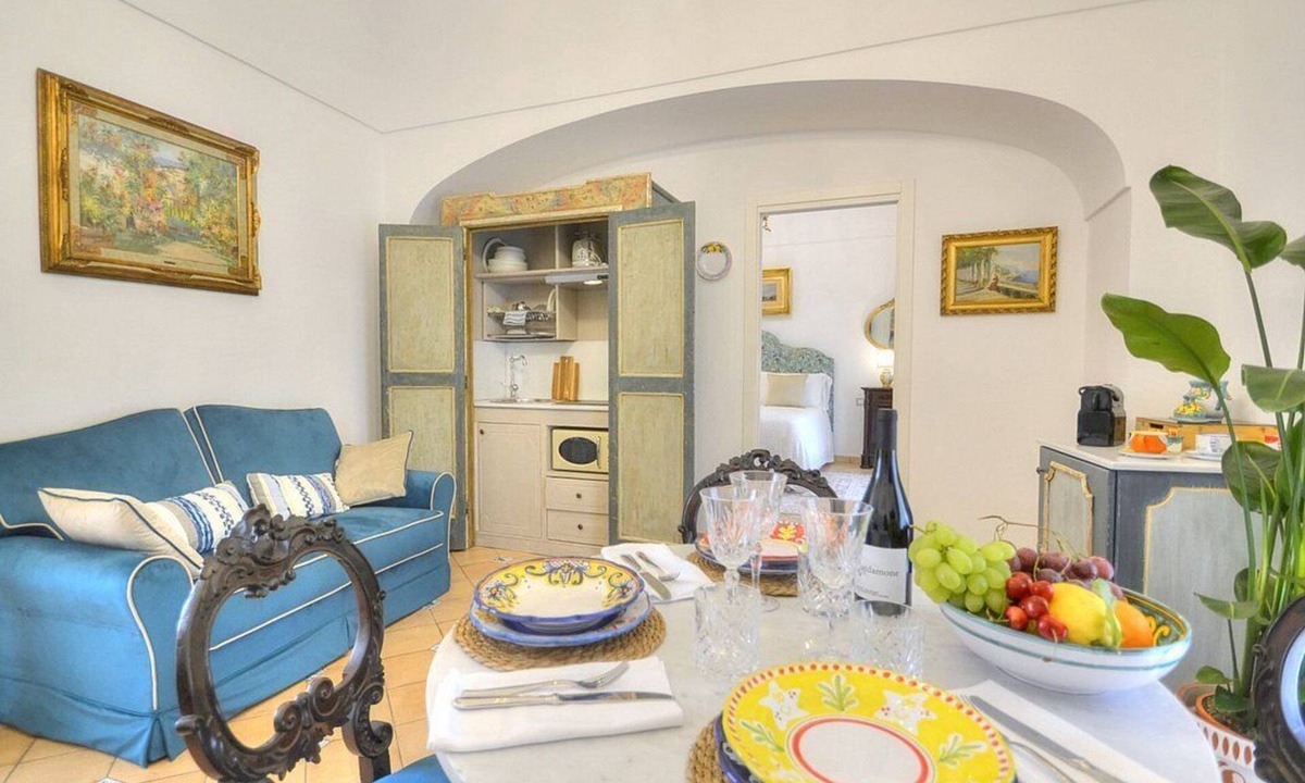 Minori House | Casa Minera: An elegant independent house situated at a short distance from the beach, with Free WI-FI.