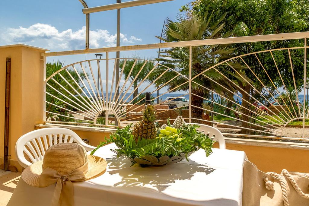 Roccalumera Apartment | Casa Morgana-Beachfront