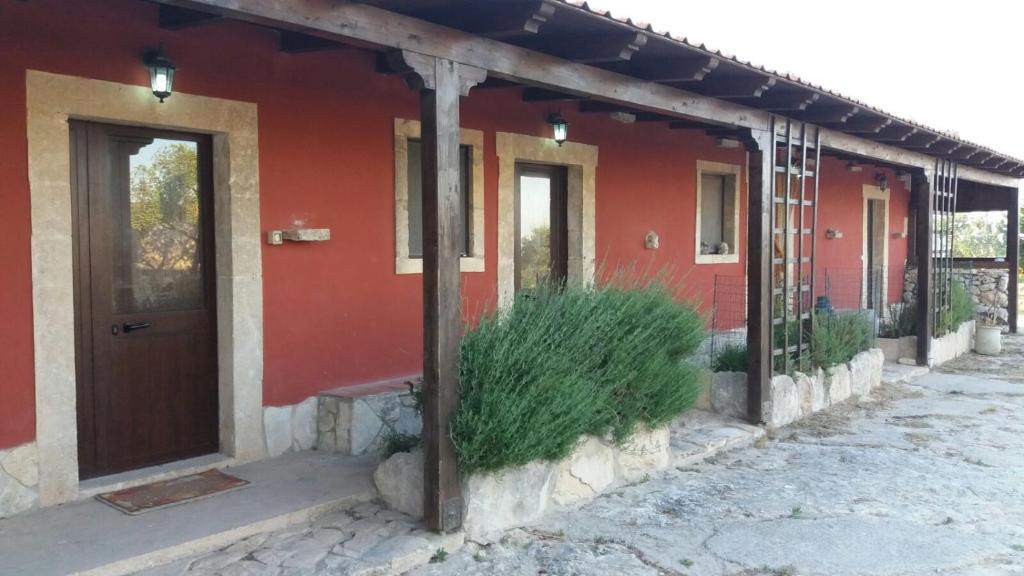 Noto House | "Casa vacanze antica cascina"