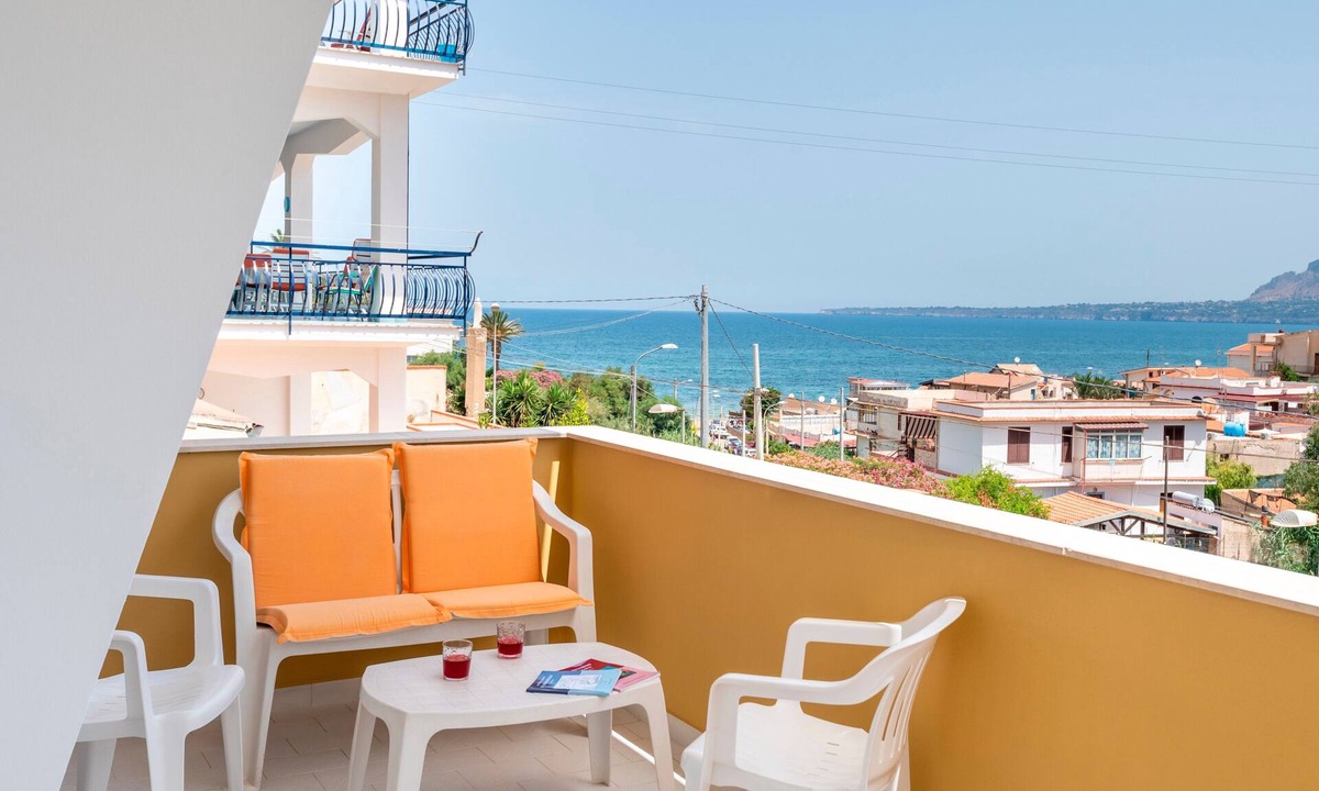 Trappeto Apartment | Casa Viola Apartment Near the Sea with Wi-Fi