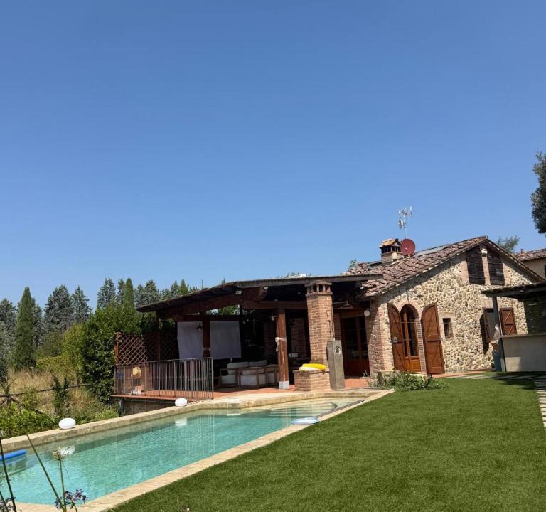 Guistrigona Villa | Casale in fiore con piscina nel chianti