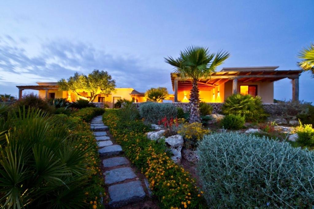 Favignana Bed & Breakfast | Cave Garden villa
