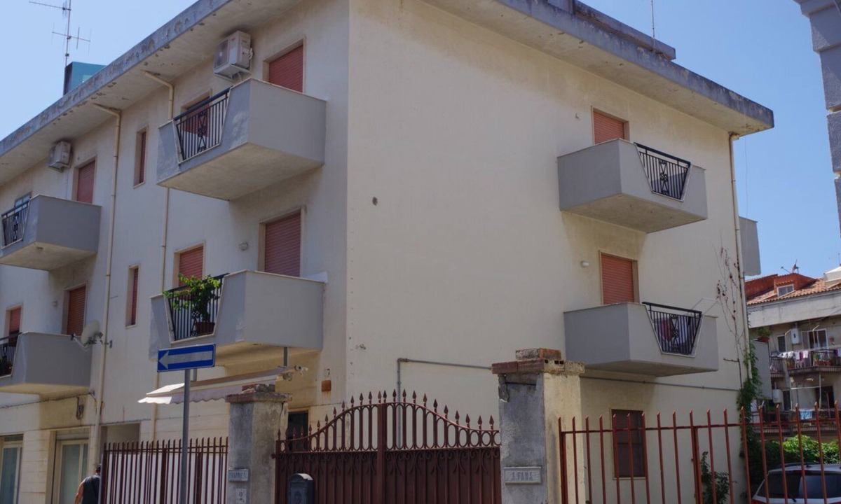 Scalea Apartment | Central apartment, in a small quiet building, close to the sea.