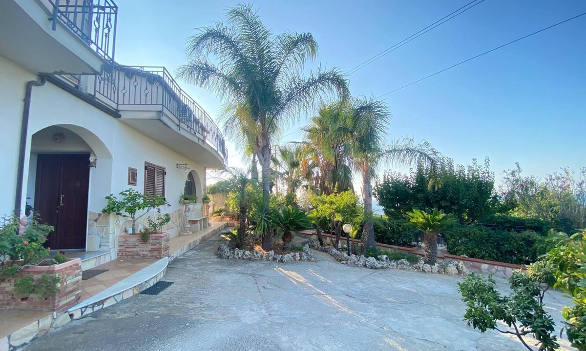 Campofelice di Roccella Villa | Charming 3-bedroom villa with WiFi and AC in beautiful Campofelice di Roccella