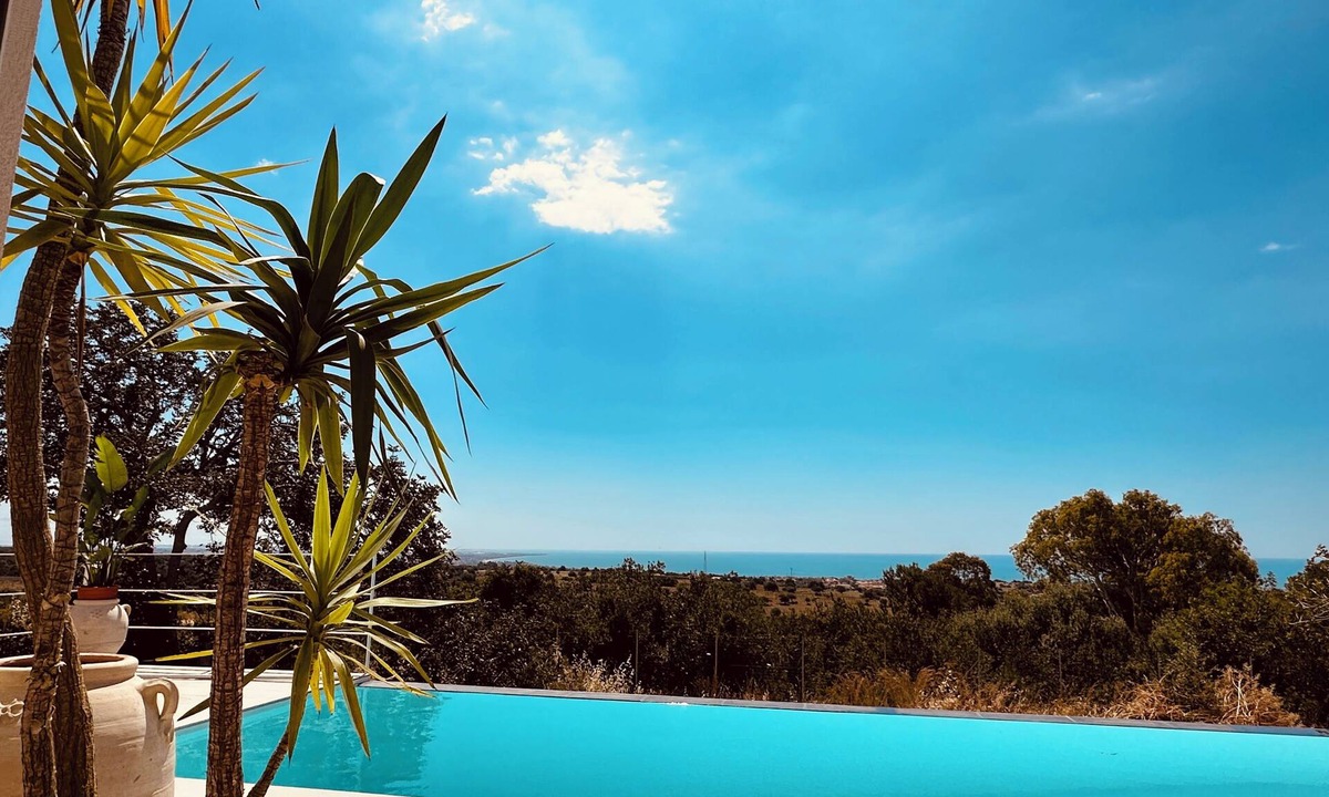 Pozzallo House | Charming 3-bedroom house in gorgeous Sicilia with AC, Infinite pool and sea view