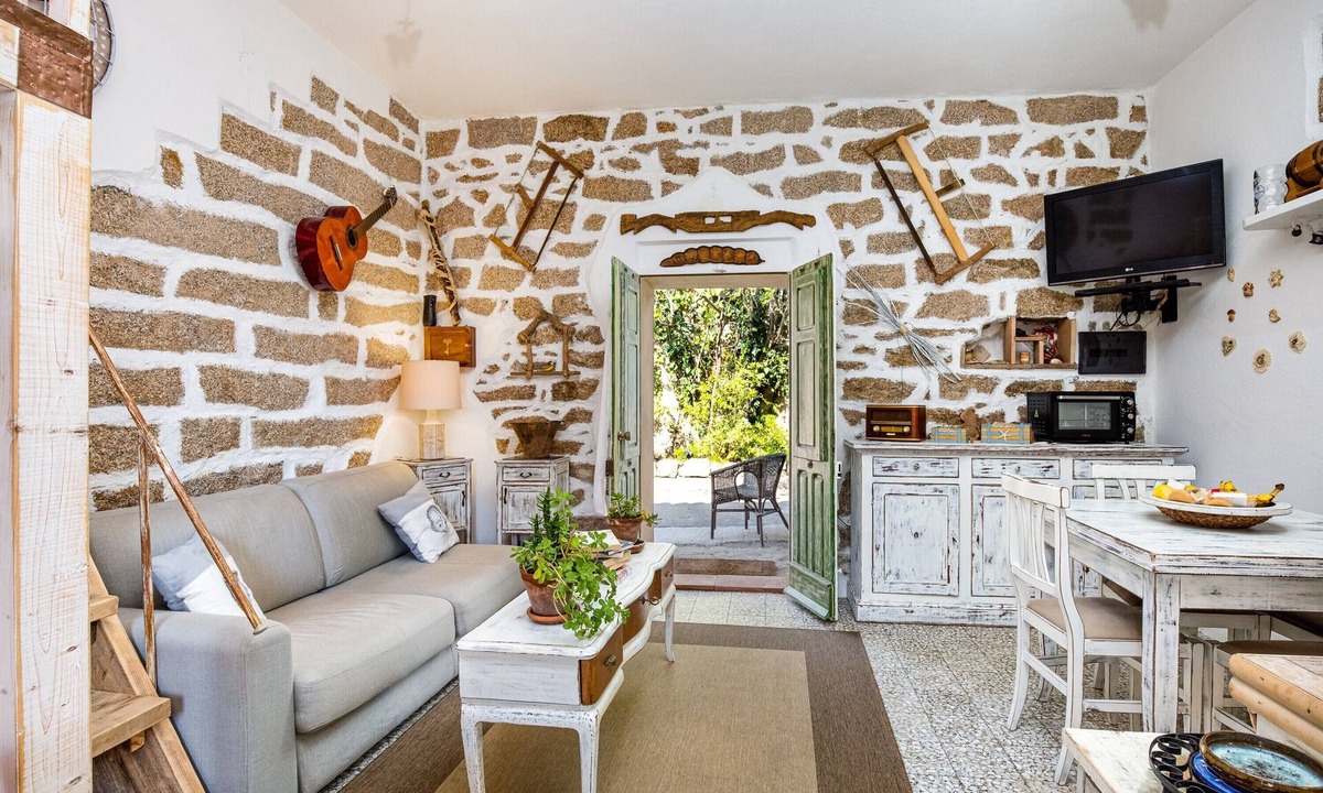 San Pantaleo Apartment | Charming Vacation Home “Tipica casa a San Pantaleo“ in Central Location with Balcony