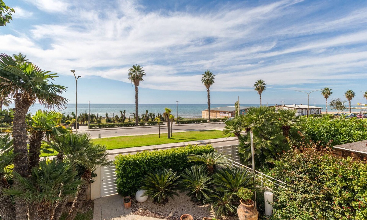 Marina di Ragusa Villa | Clotilde, elegant villa 30 meters from the sandy beach of Marina di Ragusa