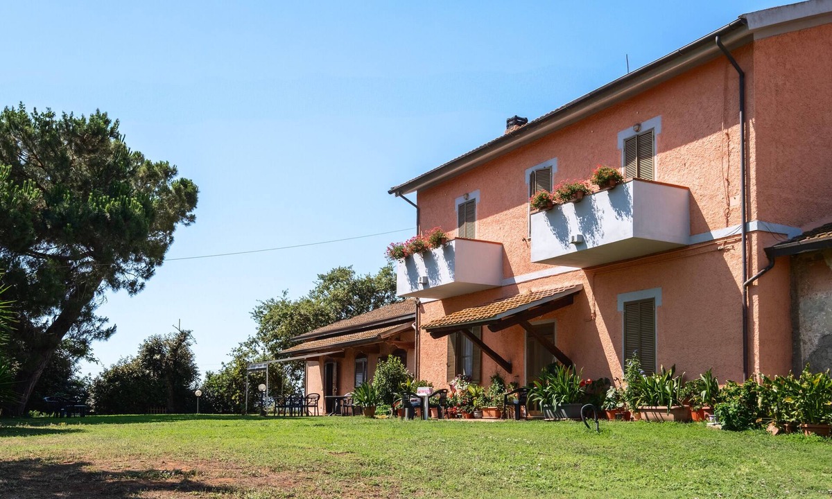 Grosseto Apartment | Col Moschin Room 4 with Shared Terrace, Wi-Fi, and Air Conditioning