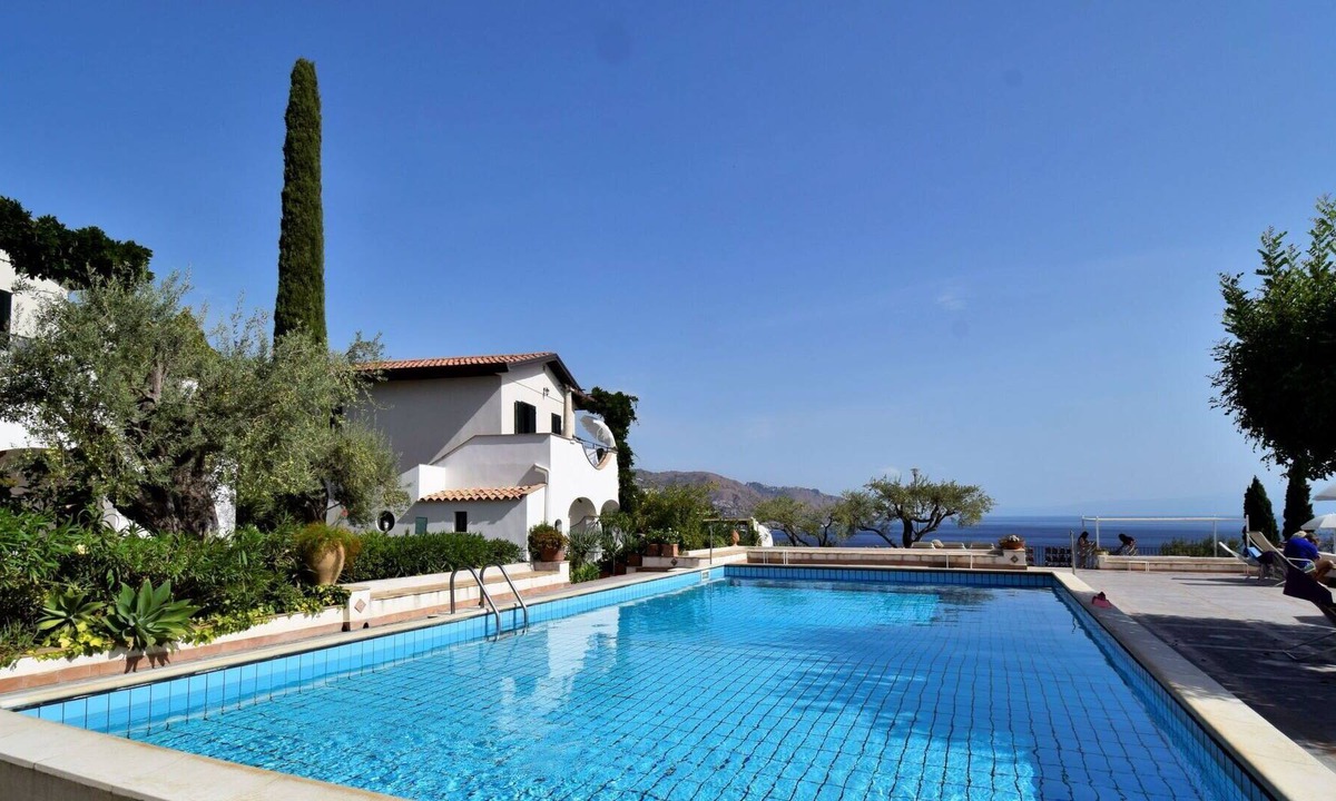 Mazzaro Apartment | Cosy apartment for 3 guests with A/C, pool, WIFI, terrace, pets allowed and parking