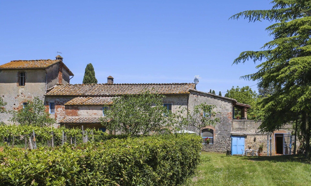 Monteriggioni Villa | Cosy apartment in villa for 4 guests with WIFI, pool, TV, patio, pets allowed and panoramic view