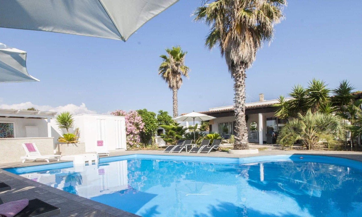 Pizzo Villa | Cosy apartment in villa for 8 people with WIFI, pool, A/C, TV, patio and pets allowed