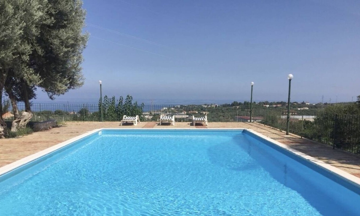 Mandra Capreria Villa | Country house with swimming pool and sea views
