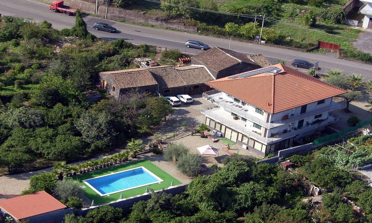 Santa Venerina House | Cozy Etna Apartment with Pool