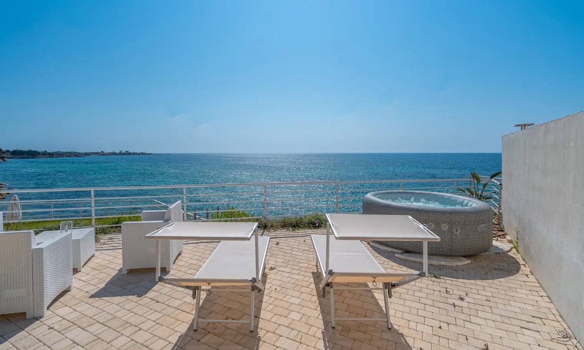 Noto Marina Bed & Breakfast | Cozy sea view rooms with private beach and jacuzzi