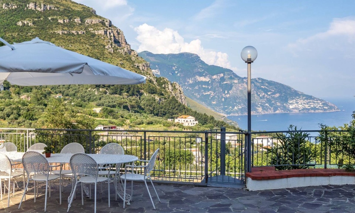 San Pietro House | De Vivo Realty - Villa Cristina with 3 bedrooms and a private Jacuzzi tub