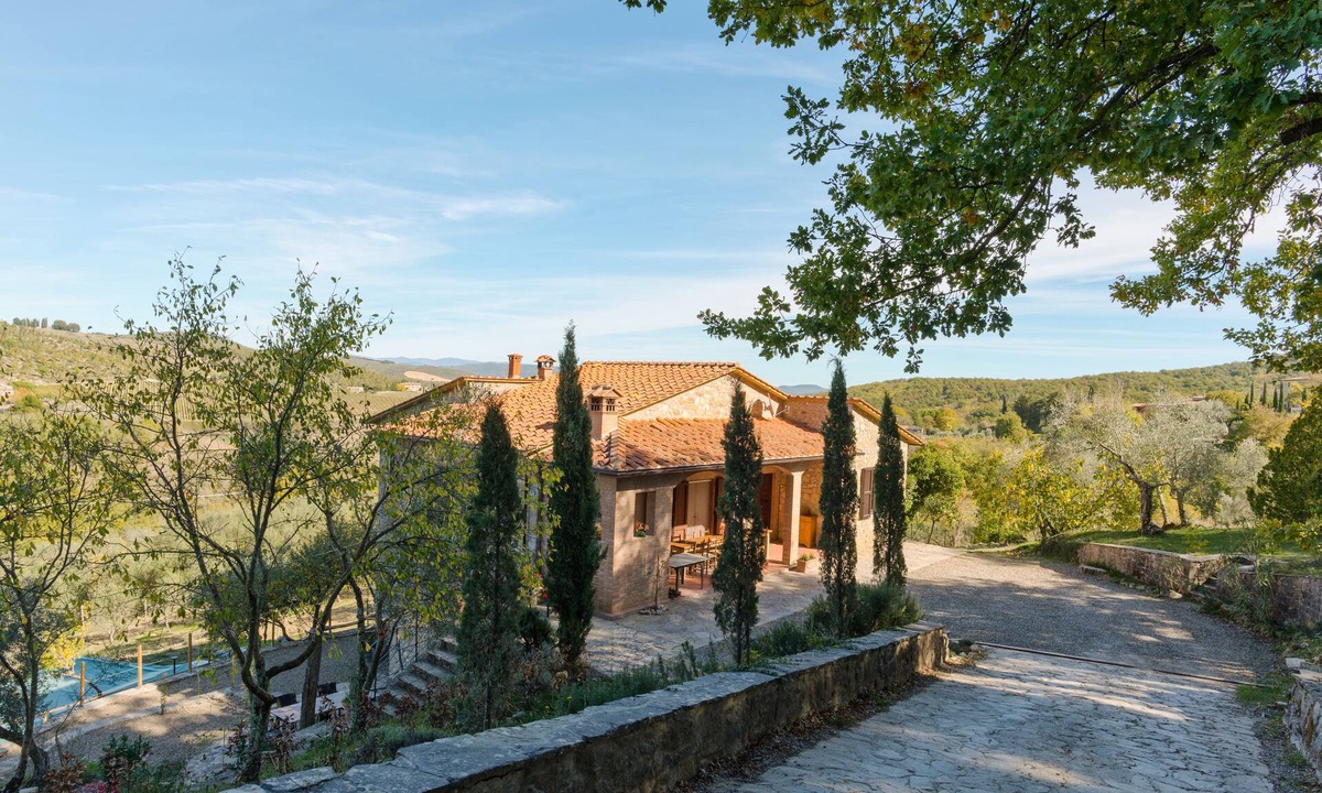 Castellina in Chianti Villa | Detached villa with swimming pool and pizza oven for groups up to fourteen people.