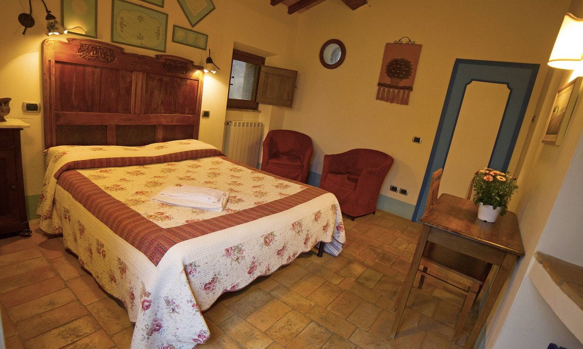 Radicofani House | Double bedroom with private bathroom, private access, garden and swimming pool