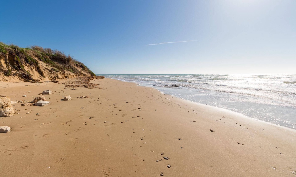 Santa Maria del Focallo House | Edoné, apartment facing a sandy beach